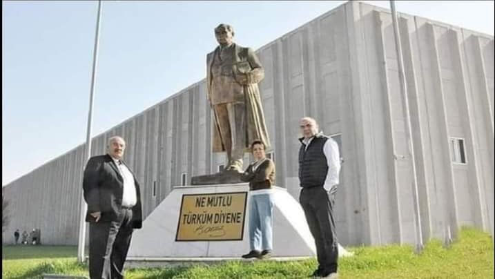 _umbertoeco__'s tweet photo. Eskişehir'de bir fabrikatör, ben yediğimi içtiğimi, rızkımı Atatürk'e borçluyum diyerek; 
fabrikası önüne Atatürk heykeli dikti.

Tebrik ediyor, ayakta Alkışlıyorum.
🫶👏👏 https://t.co/Yr3wG0jkUU