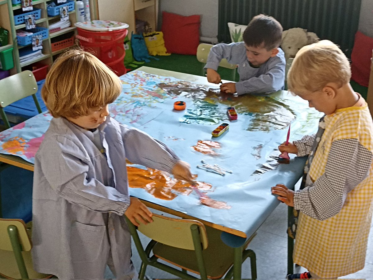 Mural colectivo y creativo. "Creamos con nuestras manitas" y utilizamos palillos de oídos, pinceles para teñir el pelo...