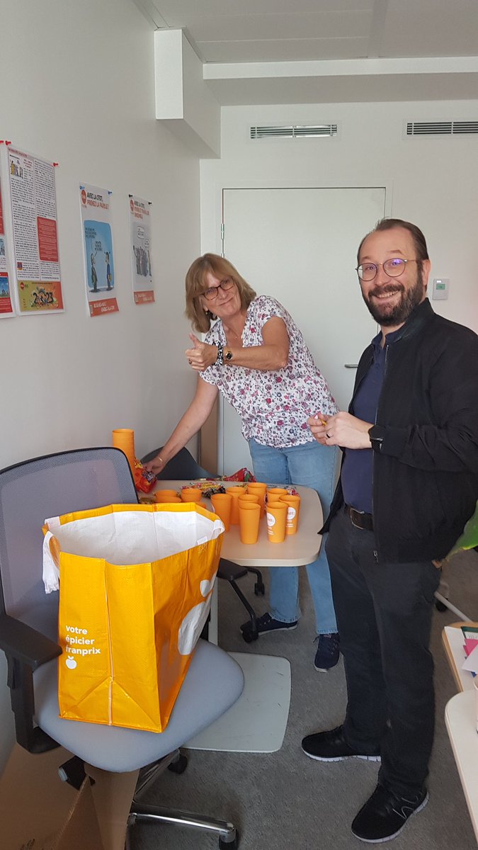 cfdtausy's tweet photo. Distribution de trousses #Cfdt en cette rentrée avec des surprises a l'intérieur, et de douceurs sucrées pour nos collègues du siège social. L'orange n'est-elle pas l'une des couleurs de l'automne ? Et donc des élections CSE 😉 ! https://t.co/q9s6Yy6v4O