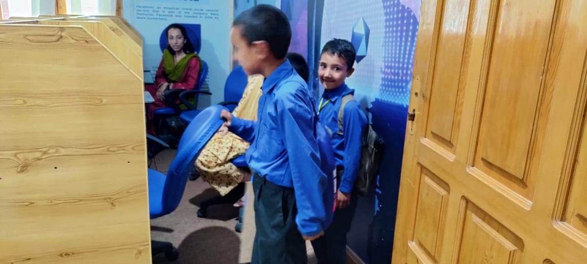 GBeetechive's tweet photo. Invited smart, cheerful kids from a nearby school to GBeeTechive for their inaugural office visit. Met aspiring doctors, future police officers, and budding teachers. An enduring memory! 

 #InspiringYouth #OfficeVisit #GBeeTechive
#OfficeVisit #EducationMatters #FutureLeaders https://t.co/cY2LFd1jQe