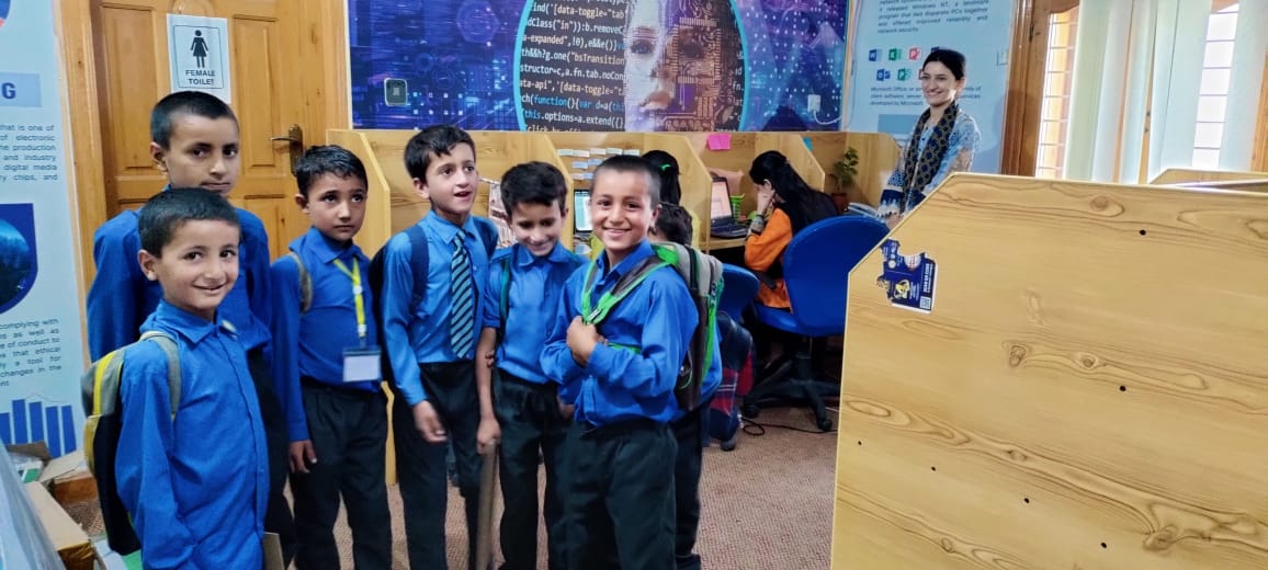 GBeetechive's tweet photo. Invited smart, cheerful kids from a nearby school to GBeeTechive for their inaugural office visit. Met aspiring doctors, future police officers, and budding teachers. An enduring memory! 

 #InspiringYouth #OfficeVisit #GBeeTechive
#OfficeVisit #EducationMatters #FutureLeaders https://t.co/cY2LFd1jQe