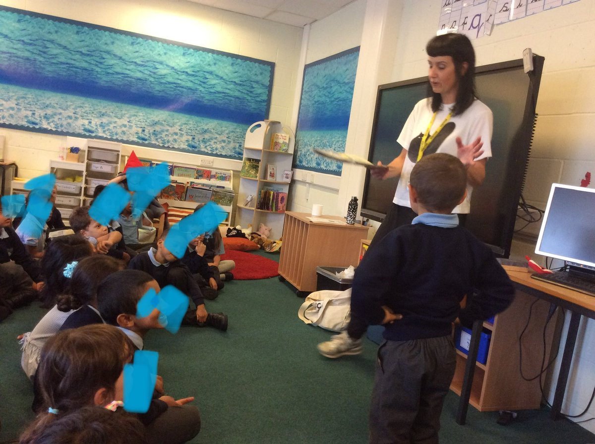 Hillyfield_E17's tweet image. A gingerbread man, funky chicken, three little pigs, red riding hood and a sweet wolf who just wants some pancakes. This could only mean one thing…Lottie Time. It was great to have Lottie back for our first Year 1 story telling session. #Year1hill @MagicBoxE17