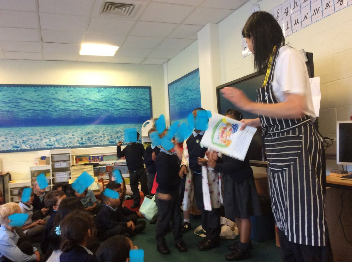 Hillyfield_E17's tweet image. A gingerbread man, funky chicken, three little pigs, red riding hood and a sweet wolf who just wants some pancakes. This could only mean one thing…Lottie Time. It was great to have Lottie back for our first Year 1 story telling session. #Year1hill @MagicBoxE17