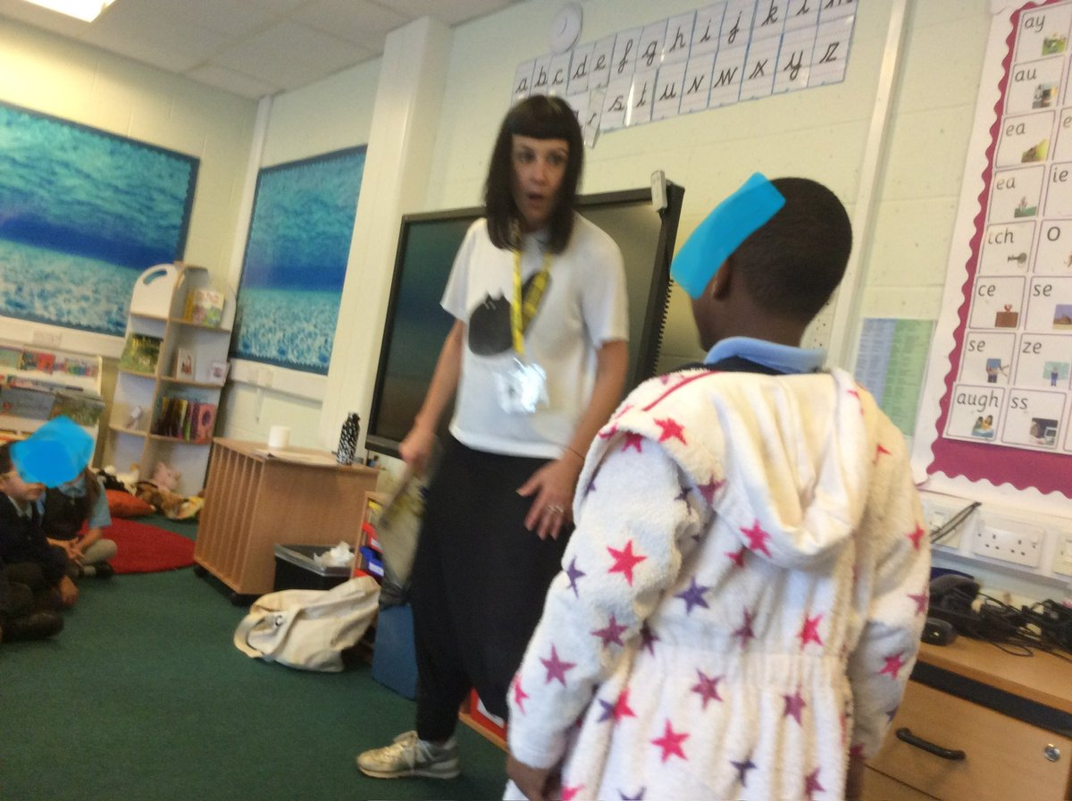 Hillyfield_E17's tweet image. A gingerbread man, funky chicken, three little pigs, red riding hood and a sweet wolf who just wants some pancakes. This could only mean one thing…Lottie Time. It was great to have Lottie back for our first Year 1 story telling session. #Year1hill @MagicBoxE17