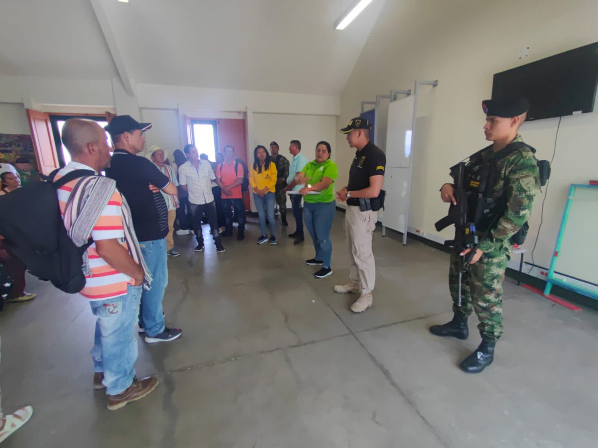 #Antioquia | Hombres y mujeres del <a href="/GaulaMilitares/">GAULA MILITARES</a>, desarrollaron una jornada de prevención en Caramanta, para entregar a los habitantes de este municipio el decálogo de seguridad con los pasos a seguir en caso de llamadas extorsivas.
#YoNoPagoYoDenuncio 
#Línea147