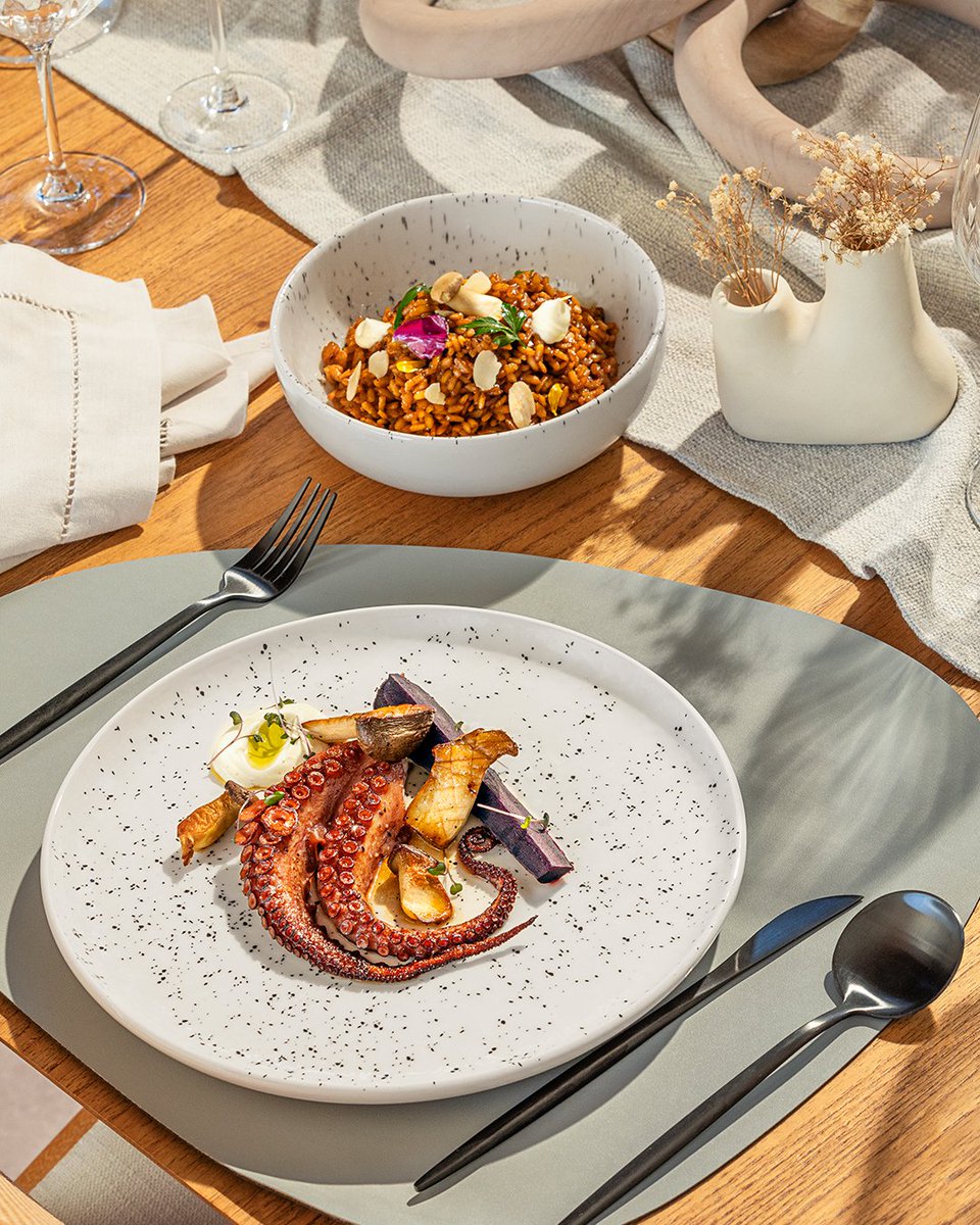 LANÇAMENTO! ✨ Chegou a Linha Flat! Os pratos da nova linha Flat contam com formas funcionais e criativas. A decoração do modelo Chuvisco conta com um acabamento brilhante à base off white com toques de preto, simulando gotas de chuva. Lindo, né? ☔