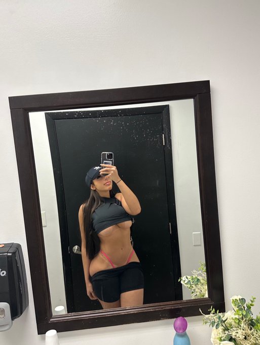 Does your gf send you pics like this? https://t.co/o26jIma84j