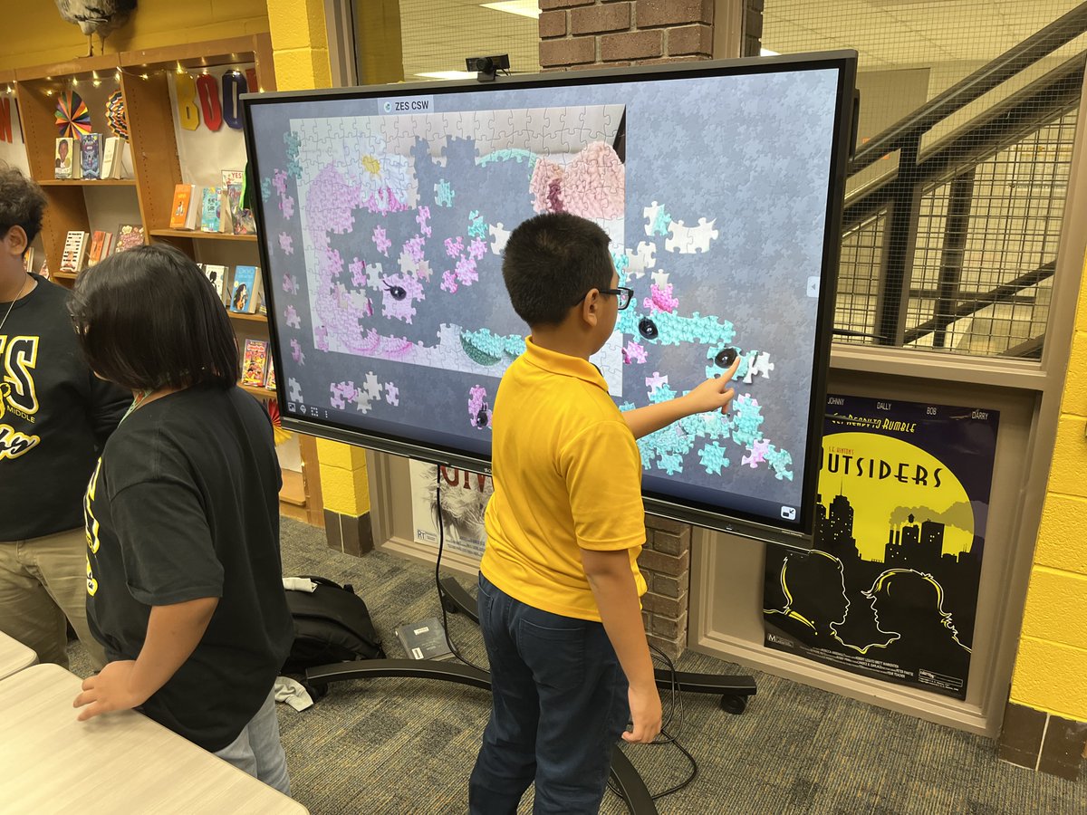 AMSlibraryFitz's tweet image. We're working on learning how to do a puzzle by practicing online! Kids had a great time working together & communicating. #booksandmore #passiveprogramming @Alief_Libraries @alief_middle