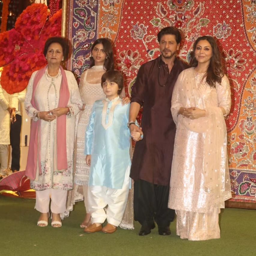 SRKUniverse's tweet photo. Latest - Megastar SRK with his KHANDaan at Mukesh Ambani's house to celebrate #GaneshChaturthi ❤️🫶

@iamsrk @gaurikhan #ShahRukhKhan #SuhanaKhan #AbRamKhan #Jawan https://t.co/gdVpHA3uUI