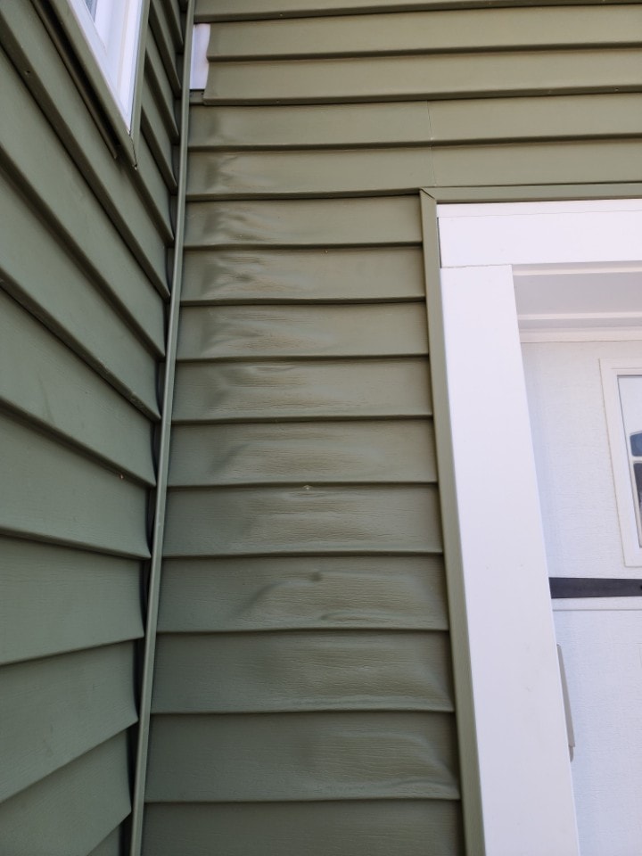 Warped siding can be a sign of some pretty serious issues! 
Learn how we can help! 👉 hubs.la/Q022BXc20
#Siding #Contractor #BostonContractor #VinylSiding