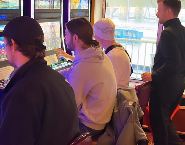 Drengene er så småt ved at være varme til aftenens andet opgør i Lykkeligaen sæson 14🚀

(ikke relateret)
Har 6 billetter til Moncler x Grillen Burgerbar koncert. skriv pb for henvendelse (kun seriøst tak)