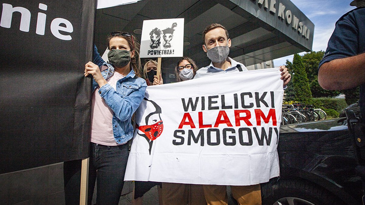 CleanAirFund's tweet photo. 🎉Exciting news from #ClimateWeekNYC: @alarm_smogowy is a finalist for the prestigious #EarthshotPrize 2023.🎉

After years of securing unprecedented legislative changes to improve Poland's air, Polish Smog Alert's success highlights the power of civil society's advocacy in tackling global challenges👏 https://t.co/DHvhhqpZMA @EarthshotPrize