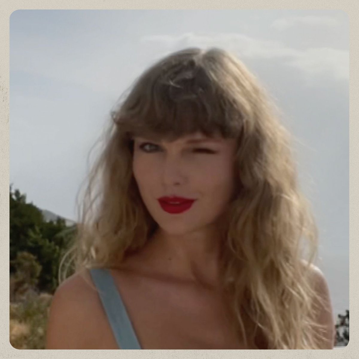 Taylor Swift está nos fazendo resolver 33 milhões de enigmas porque ela nasceu em 1989 e tem 33 anos. 🤪