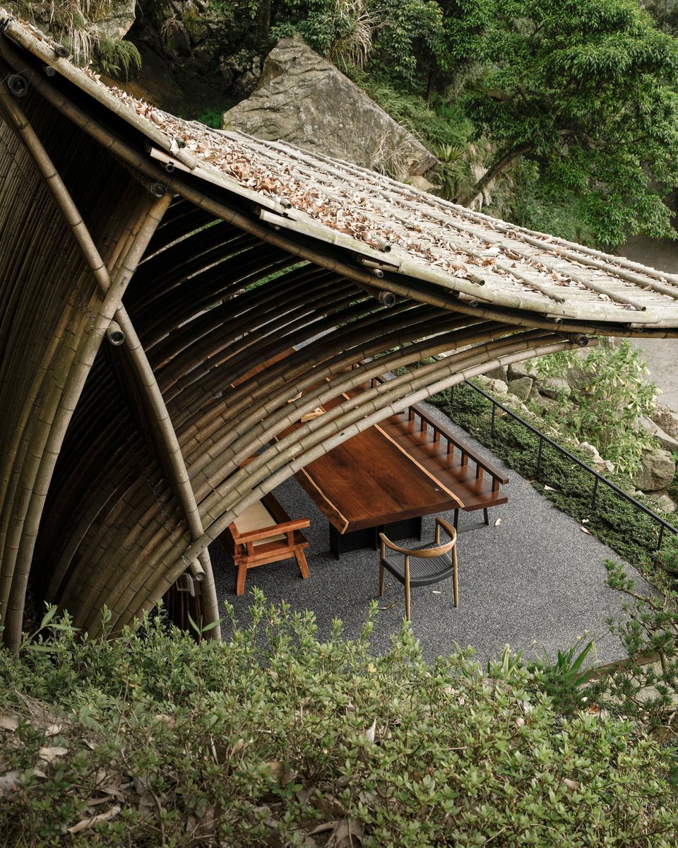 parametricarch's tweet image. Clear Water Tea House, designed by Behet Bondzio Lin Architekten in Nantou, China, is a bamboo structure on the edge of a slope at 700 m altitude. Metal strings were used to tie the joints to reduce the construction time.

The building materials were found around, highlighting…