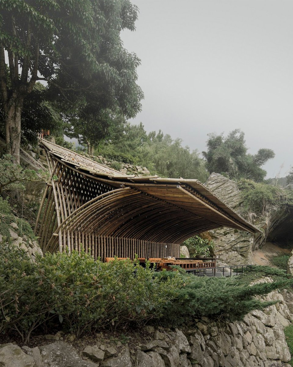 parametricarch's tweet image. Clear Water Tea House, designed by Behet Bondzio Lin Architekten in Nantou, China, is a bamboo structure on the edge of a slope at 700 m altitude. Metal strings were used to tie the joints to reduce the construction time.

The building materials were found around, highlighting…