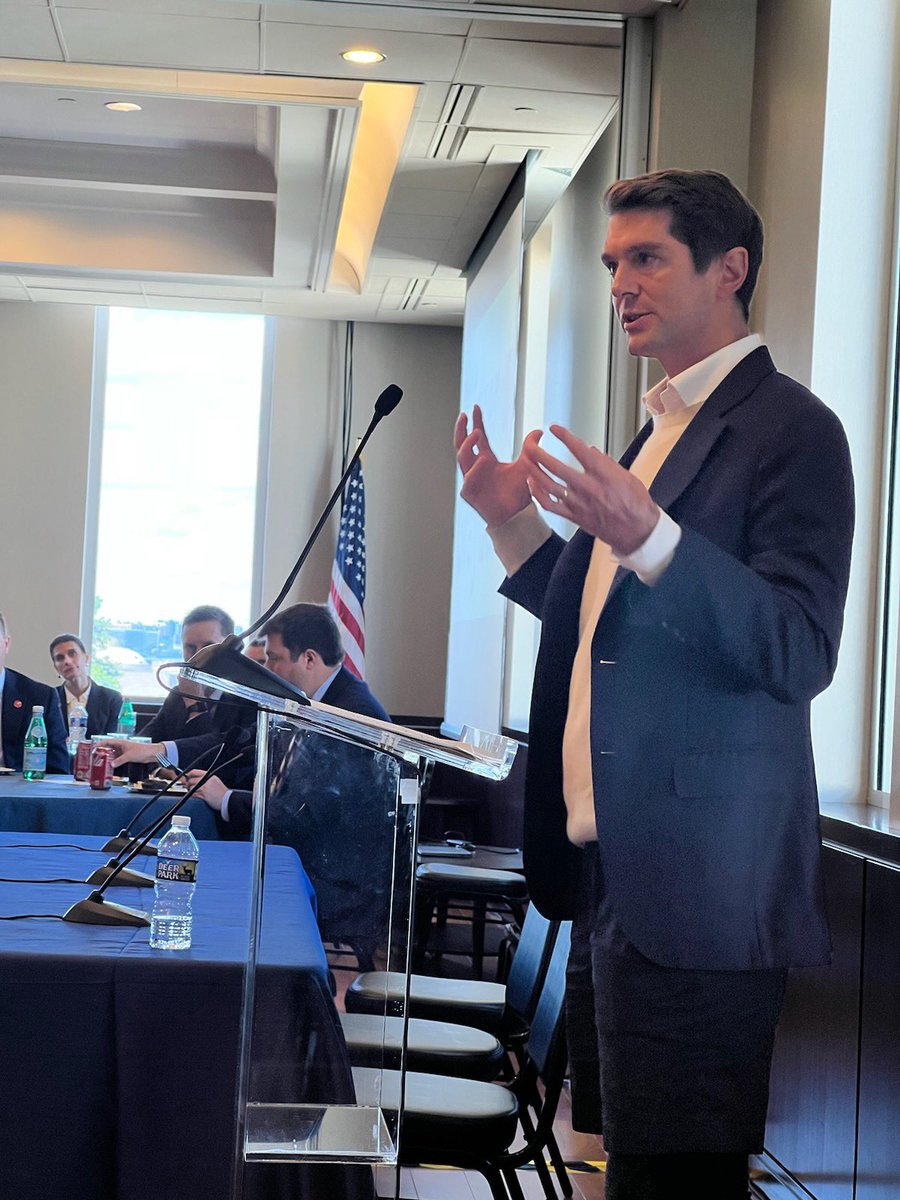 DSDadvisors's tweet photo. We’re grateful to hear Fox News correspondent @BenjaminHallFNC’s incredible story of surviving an attack in Ukraine. Thank you for sharing your experience on reporting war conflicts from around the world!

@AllianceWC #WCFlyIn #OneVoiceWarrenCounty https://t.co/SBl5q0C7WX