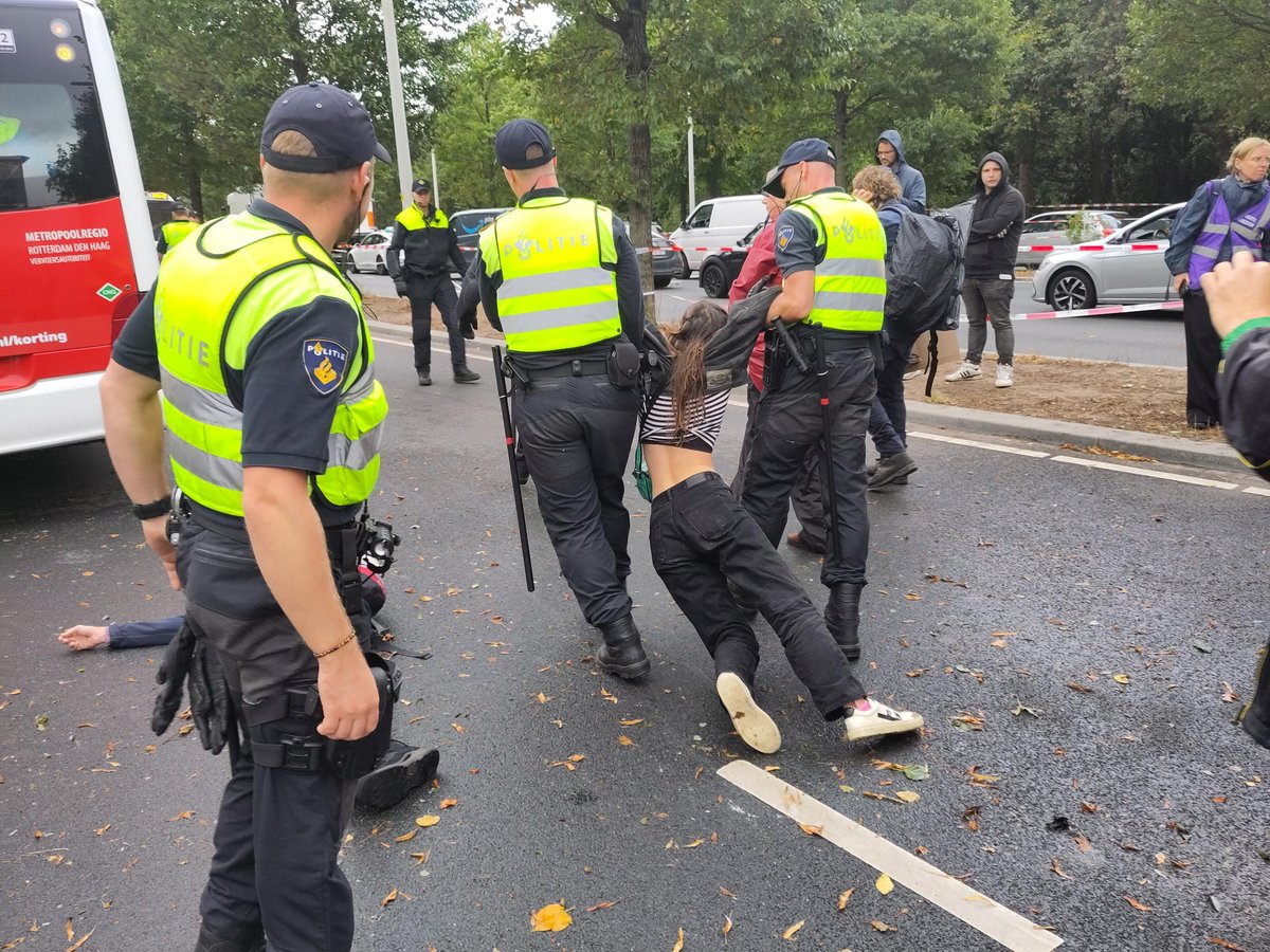 Prinsjesdag 2023: jaarlijks 39,7- 46,4 mld euro fossiele subsidies, een inventarisatie van 29 blz en talloze bijlagen, maar GEEN plan om te stoppen. 

Wij zijn zeer teleurgesteld in het kabinet en daarom roepen wij iedereen op: kom zaterdag naar de A12! [1/6]