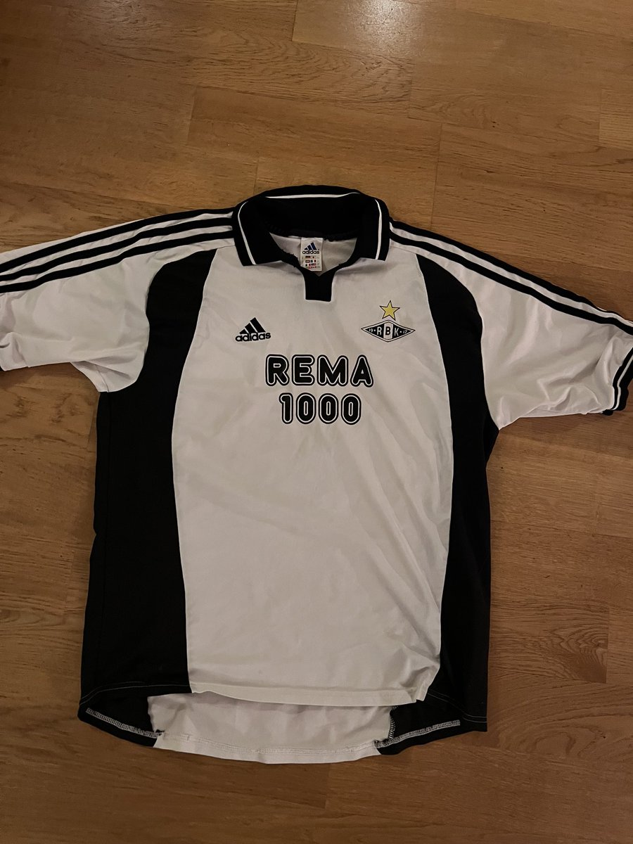 PetterRemman's tweet photo. Noen som kan hjelpe meg med årstall på denne? Fikk den i gave av Bjørn Hansen for mange år siden. Var grønske og skit på den husker jeg 😅 @RBKfotball @jorgenstenseth https://t.co/IH2ESaGu4w