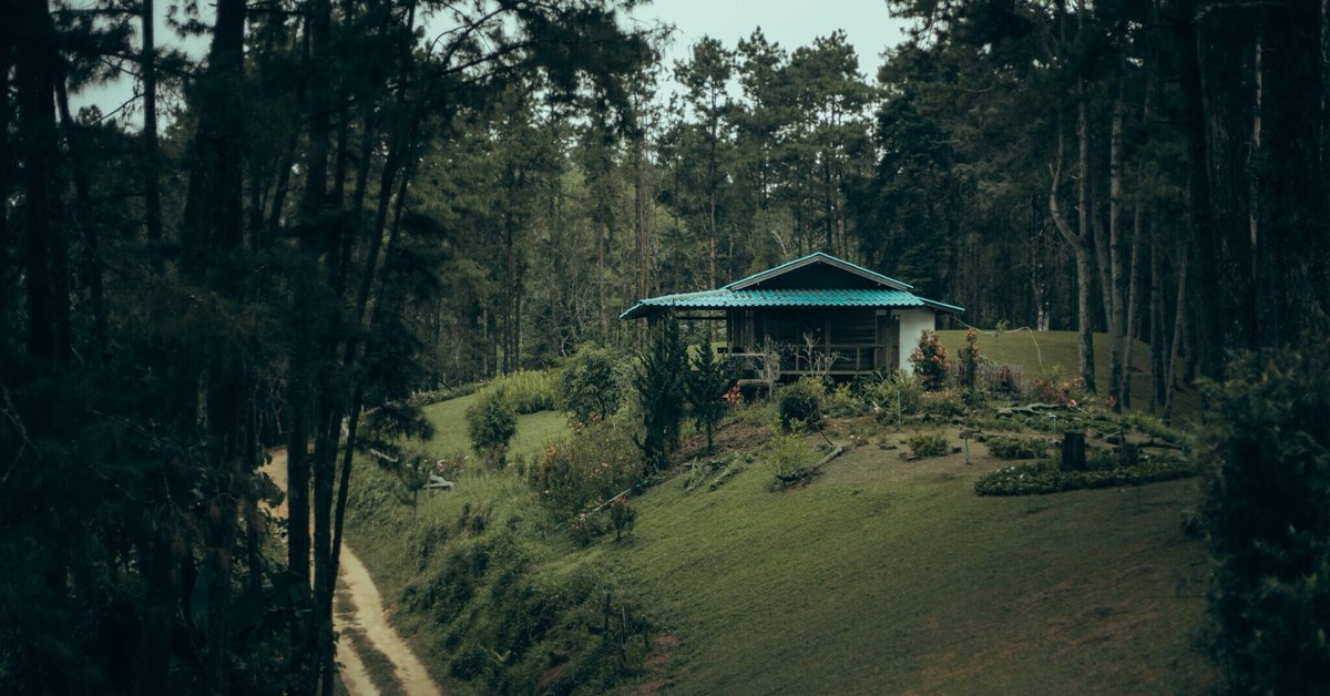 [FICTION AUDIO]

Accepteriez-vous de vivre dans une cabane avec pour mission de surveiller une forêt ? Thomas, lui, n’a pas hésité… et l’a amèrement regretté.

🎧 Découvrez ce qui lui est arrivé dans “Fureurs”, une fiction de <a href="/bayad_mehdi/">Mehdi Bayad</a> et <a href="/batyzt/">tiba</a>

➡️ l.franceculture.fr/6n3