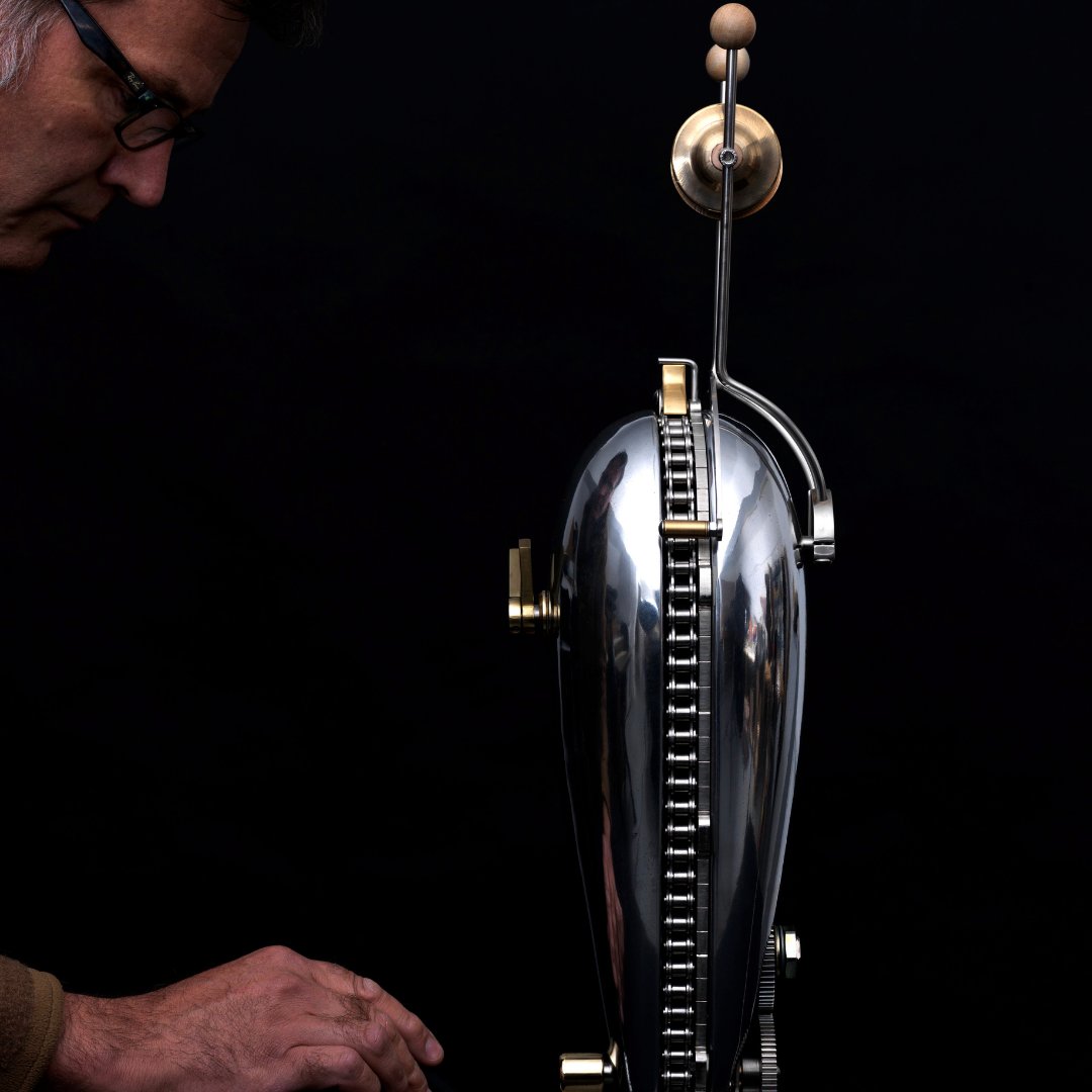 BLOTTWORKS's tweet image. A side view of Pebble clock, designed with Andy Plant right back at the beginning. 

Made out of thick cast aluminium with stainless steel and brass parts and a dressed concrete base. 

#clock #collectorsclock #handmadeclock #mechanicalsculpture