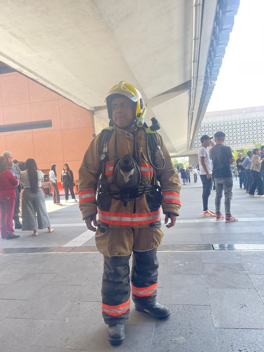 Javier_CasiqueZ's tweet photo. Antes de iniciar sesión aquí en la @Mx_Diputados, nos sumamos al #Simulacro19S con el fin de profundizar en la cultura de la prevención de desastres. Actividades de este tipo son muy importantes para saber qué hacer en caso de eventos de esta naturaleza. https://t.co/NSbnjgEwZR