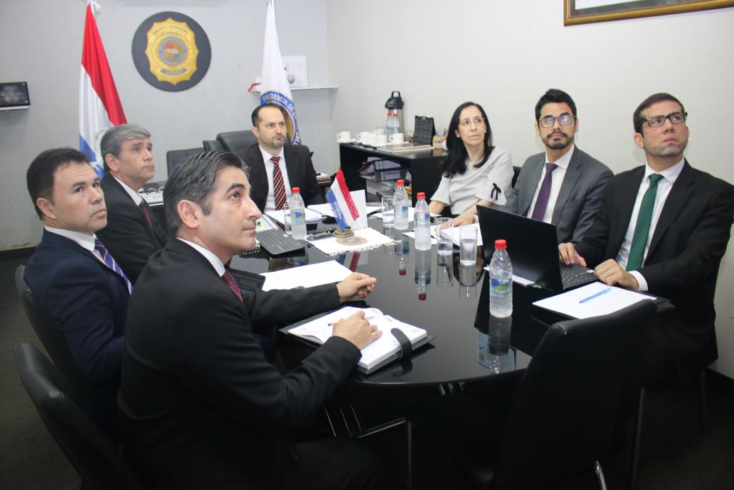 senad_paraguay's tweet photo. Reunión internacional 💻🌐

Principales autoridades de la SENAD y el Viceministro de la Cancillería Nacional de la República, tuvieron un encuentro virtual con el Secretario General de la @CICAD_OEA, Adam Namm. 

Esta reunión se dio con el fin de fortalecer el compromiso en materia de cooperación por parte de la OEA  ante la lucha contra el narcotráfico en Paraguay. 🤝
#GobiernoDelParaguay