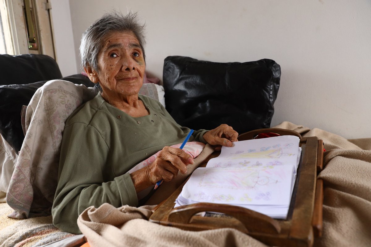 AnaPaulaQ's tweet photo. Zulema tiene 86 años y para el Estado no existe: nadie la anotó en el registro civil de Salta y hoy no tiene DNI. Es sordomuda y está postrada en cama por un accidente. Su familia busca ayuda con #urgencia, sin un DNI podría irse de este mundo como si nunca hubiese pasado por él. https://t.co/ZFjloDZFxd