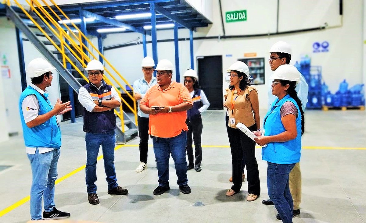 Arcsa_Ec's tweet photo. #ArcsaEnAcción | Equipo de #ArcsaZona7 realiza inspección de Buenas Prácticas de Almacenamiento, Distribución y Transporte #BPADT a distribuidora farmacéutica de #Machala, con lo cual se garantiza que los productos sean seguros y de calidad. 🔍💊

#ArcsaTeCuida 🇪🇨 https://t.co/lSs6hVYWYW