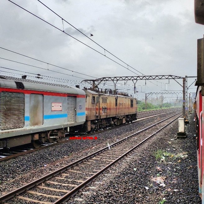 CSMT-Hazrat Nizamuddin Rajdhani exp hauled by Kalyan WAP7 push pull overtaking my Indore Daund exp before Kalyan
@Central_Railway