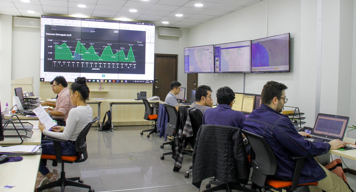 EnConexionbol's tweet image. El centro de monitoreo de Yacimientos Petrolíferos Fiscales Bolivianos (#YPFB) fiscaliza en tiempo real a 3.000 #cisternas internacionales y 200 nacionales, para controlar a las unidades que transportan combustibles y #evitar el #contrabando.

atb.com.bo/2023/09/19/cen…