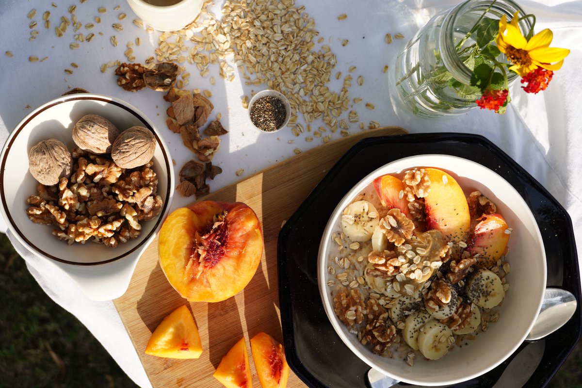 kataleci's tweet photo. A Deliciously Beautiful Bowl of Oats
recipe by Kat

1 cup oats
1 cup milk
1 cup water
1 banana 
1 peach
1 tbs chia
1 tbs sunflower butter
1/2 cup walnuts

 MCJ14 class @abcsgardner 
(Photo by yours truly, Kat)

#oats #breakfast #mcj14 #mcj124 @FresnoStateCAH @FSMCJDept @peacekim https://t.co/s79vaA9feR