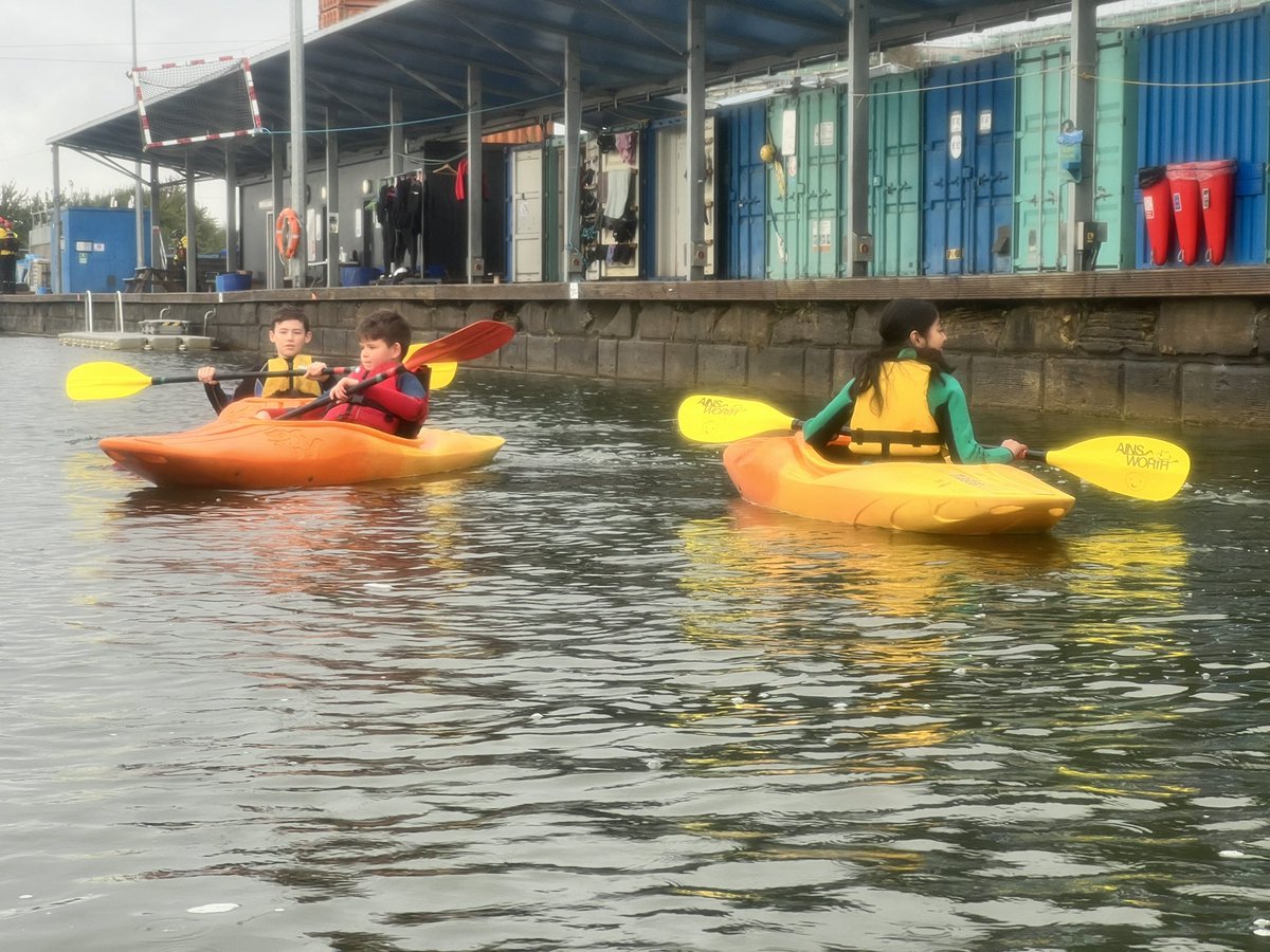 Pupils from <a href="/MountFloridaPri/">Mount Florida Primary and Nursery Class</a> were #exploring their way round <a href="/PinkstonAWWC/">Pinkston Watersports</a> basin and our wee <a href="/JohnMuirTrust/">John Muir Trust</a> trail as we avoided the worst of the rain today on Day 1 of their #johnmuiraward