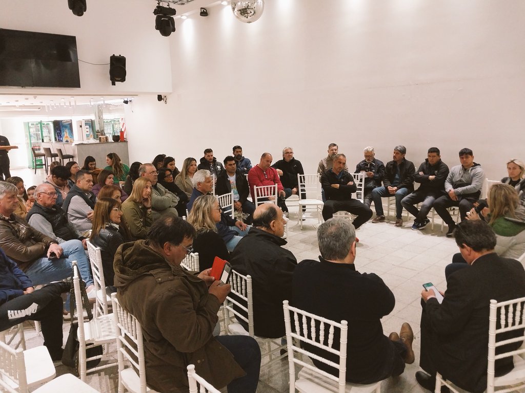 marilinsacnun's tweet photo. Lanzamiento de la Mesa Departamento Constitución #MassaPresidente2023 🇦🇷
En #VillaConstitución junto a referentes y militantes del campo nacional nos seguimos organizando para que @SergioMassa asuma el 10 de diciembre como presidente de todos los argentinos.
Militemos la Victoria ✌️