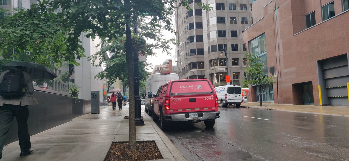 Webtroter's tweet photo. @Rogers ça fait au moins dix minutes que votre camion est là, sans bouger ni personne à l'intérieur, avec le moteur qui continue de tourner. Pourquoi polluez vous ma planète? https://t.co/YkXyV3N19N