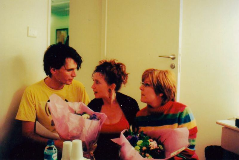 Radiohead and the ondists that accompanied them for their Canal+ Kid A : Amnesiac In Paris performance in 2001. 🧵 Jonny Greenwood, Christine Ott, and Monique Pierrot christineott.fr/photos.html