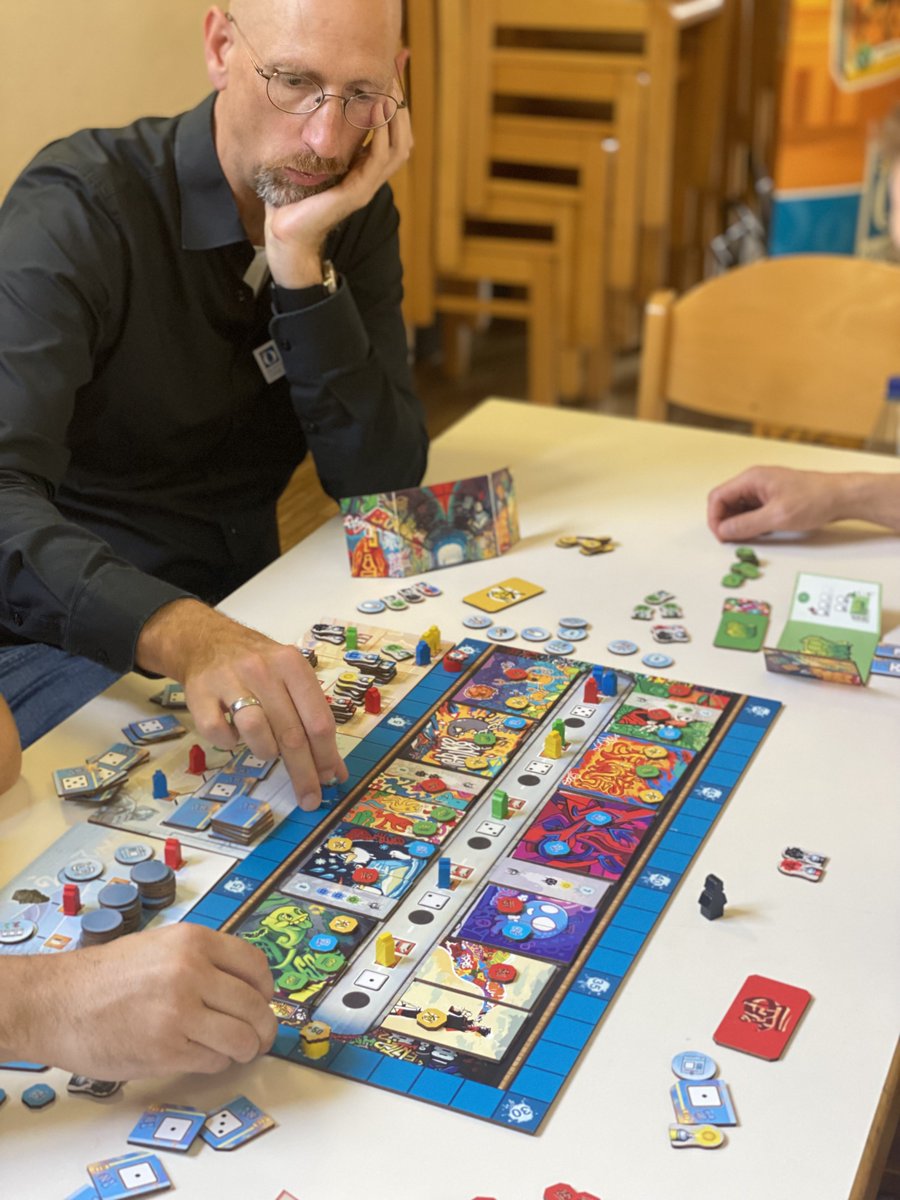 real_QueenGames's tweet photo. 👑 Das war unser toller Medientag in Bonn am vergangenen Wochenende! Die Spielewelt kam zum Leben und die Impressionen auf den Bildern sprechen für sich. Ein unvergessliches Erlebnis! Dank an alle, die diesen Tag ermöglicht haben.🎲 #QueenGames #Medientag #Bonn https://t.co/DUkwVHlUWZ
