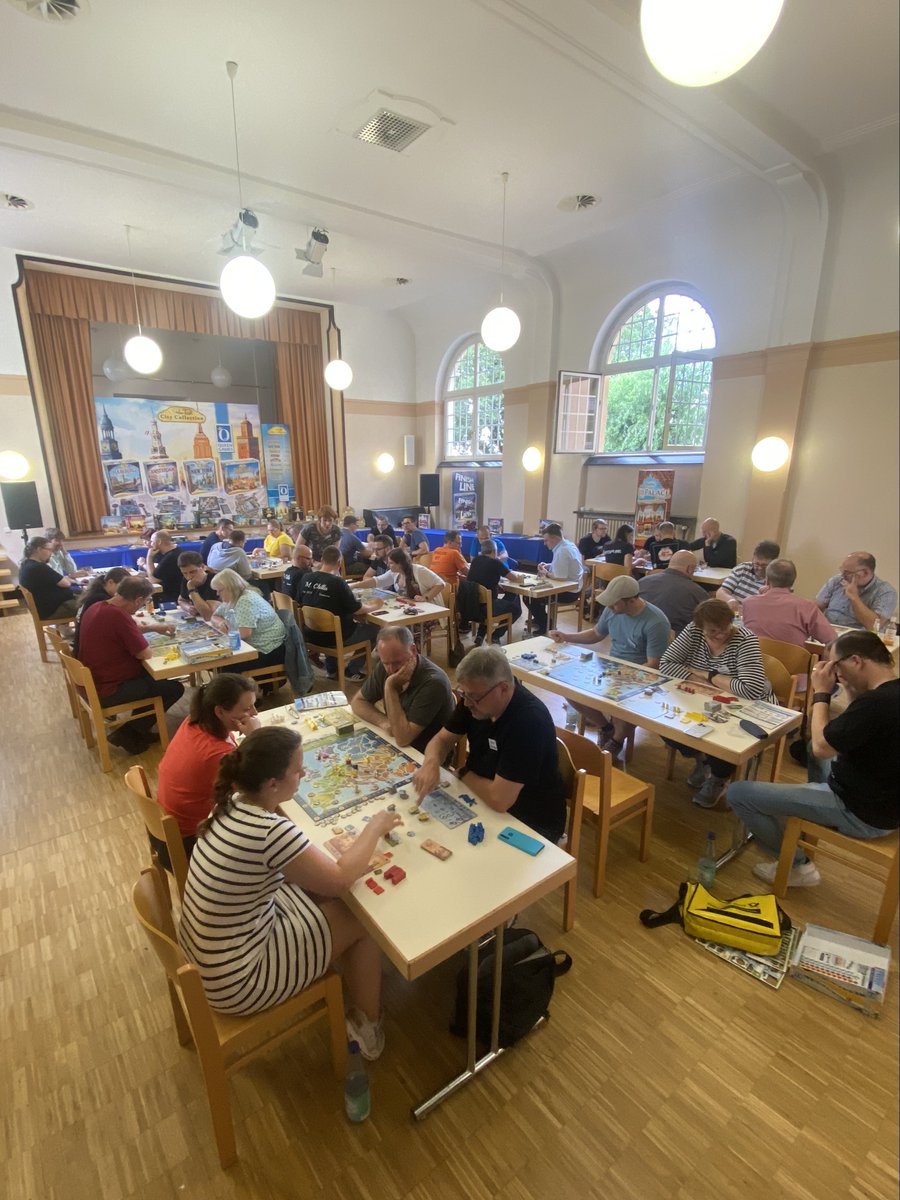 real_QueenGames's tweet photo. 👑 Das war unser toller Medientag in Bonn am vergangenen Wochenende! Die Spielewelt kam zum Leben und die Impressionen auf den Bildern sprechen für sich. Ein unvergessliches Erlebnis! Dank an alle, die diesen Tag ermöglicht haben.🎲 #QueenGames #Medientag #Bonn https://t.co/DUkwVHlUWZ