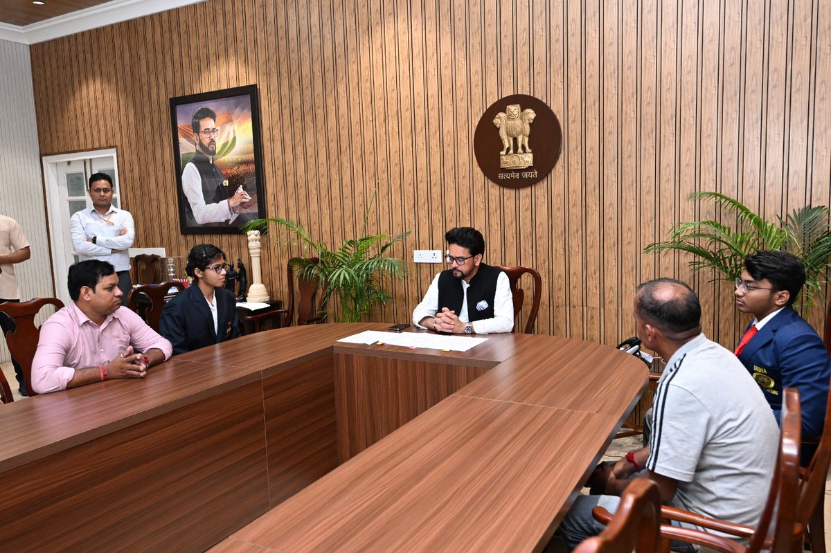 ianuragthakur's tweet photo. Had the privilege of felicitating 🇮🇳's pride, our sportspersons under the Pandit Deendayal Upadhyay National Welfare Fund for Sportspersons (PDUNWFS) at my residence today.

We had streamlined and digitised PDUNWFS to ensure easier and seamless financial aid to athletes, coaches, and their families in indigent circumstances. This also includes assistance for procurement of sports equipment as well as participation in national and international events.

Under the inspiring leadership of Hon. PM @narendramodi  Ji, relentless efforts are being taken to ensure timely and continual support our athletes.

Vikash Narwal- Para Lawn Bowls
Anil Kumar- Athletics
Sanjana Sunil Joshi- Triathlon
Dinesh Rajasekaran- Powerlifting