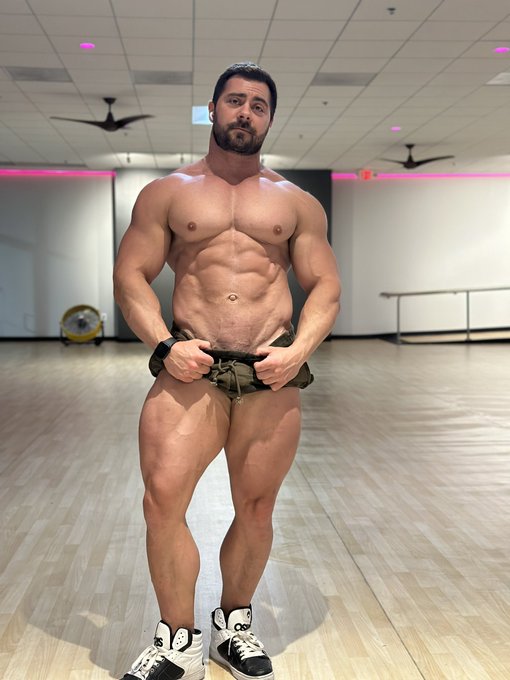 It&rsquo;s competition season, so that means shreds and shaving. How am I looking 8 weeks out? https://t.c