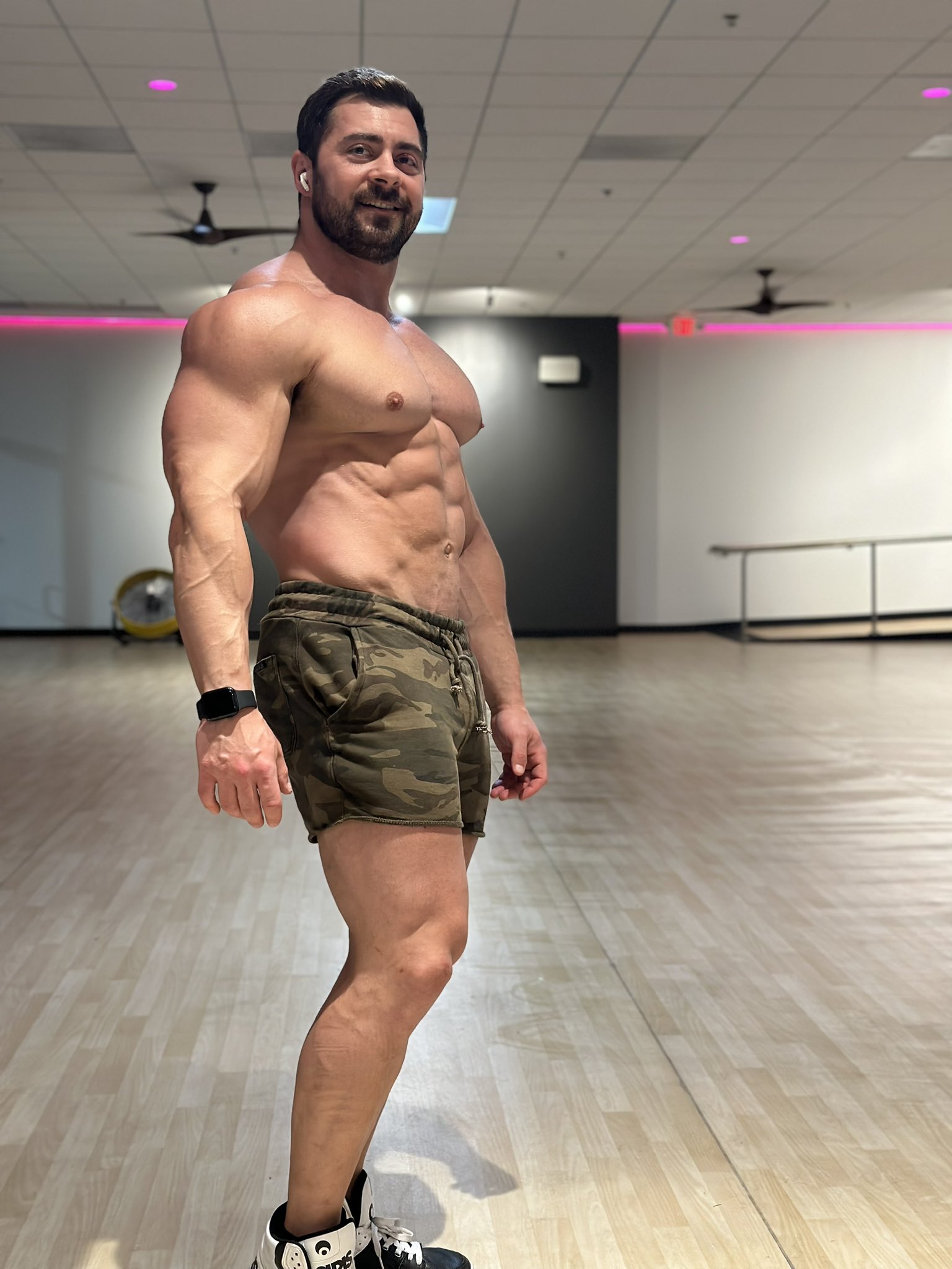 1 pic. It’s competition season, so that means shreds and shaving. How am I looking 8 weeks out? https://t.co/19EcwI0mVF