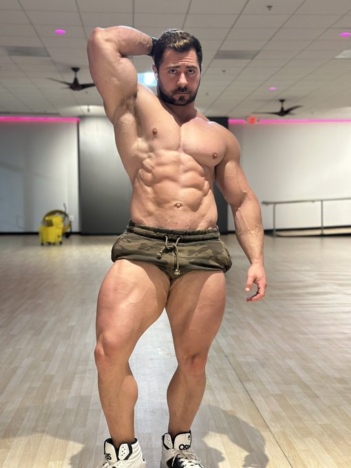 It&rsquo;s competition season, so that means shreds and shaving. How am I looking 8 weeks out? https://t.c