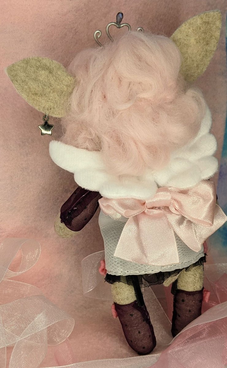ShatteredCrafts's tweet photo. I've got a lot of does and deer in my shop, I never really noticed until this morning!  This is Angel the art doll! She is based on original art by Instagram artist autumnnday.  

https://t.co/4M2non7FKR 

#artdoll #plush #handmade #shopsmallbusiness https://t.co/3tHwpXQmVF