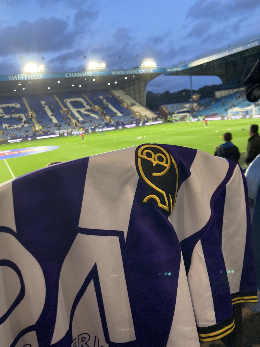 MichaelCBumsted's tweet photo. Always feel a wee bit daft wearing the purple one, but felt important to rep the @owlsamericas tonight. #swfc https://t.co/EhLBsPENpG