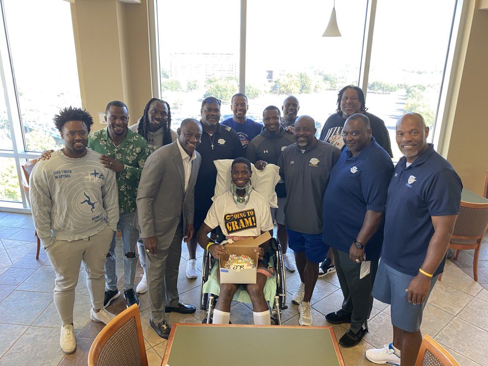 SouthernUsports's tweet photo. HBCU Unity!
Southern University Football showing southern hospitality to
JaQuavis Richmond on his birthday.
#SouthernIsTheStandard |#ElevateTheStandard | #ProwlOn | #GoJags https://t.co/gGh9wjWKjf