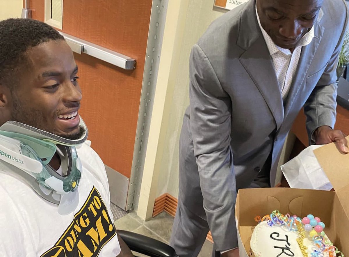 SouthernUsports's tweet photo. HBCU Unity!
Southern University Football showing southern hospitality to
JaQuavis Richmond on his birthday.
#SouthernIsTheStandard |#ElevateTheStandard | #ProwlOn | #GoJags https://t.co/gGh9wjWKjf