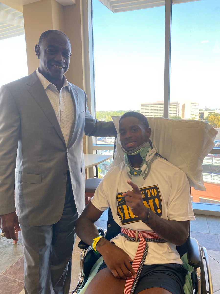 SouthernUsports's tweet photo. HBCU Unity!
Southern University Football showing southern hospitality to
JaQuavis Richmond on his birthday.
#SouthernIsTheStandard |#ElevateTheStandard | #ProwlOn | #GoJags https://t.co/gGh9wjWKjf