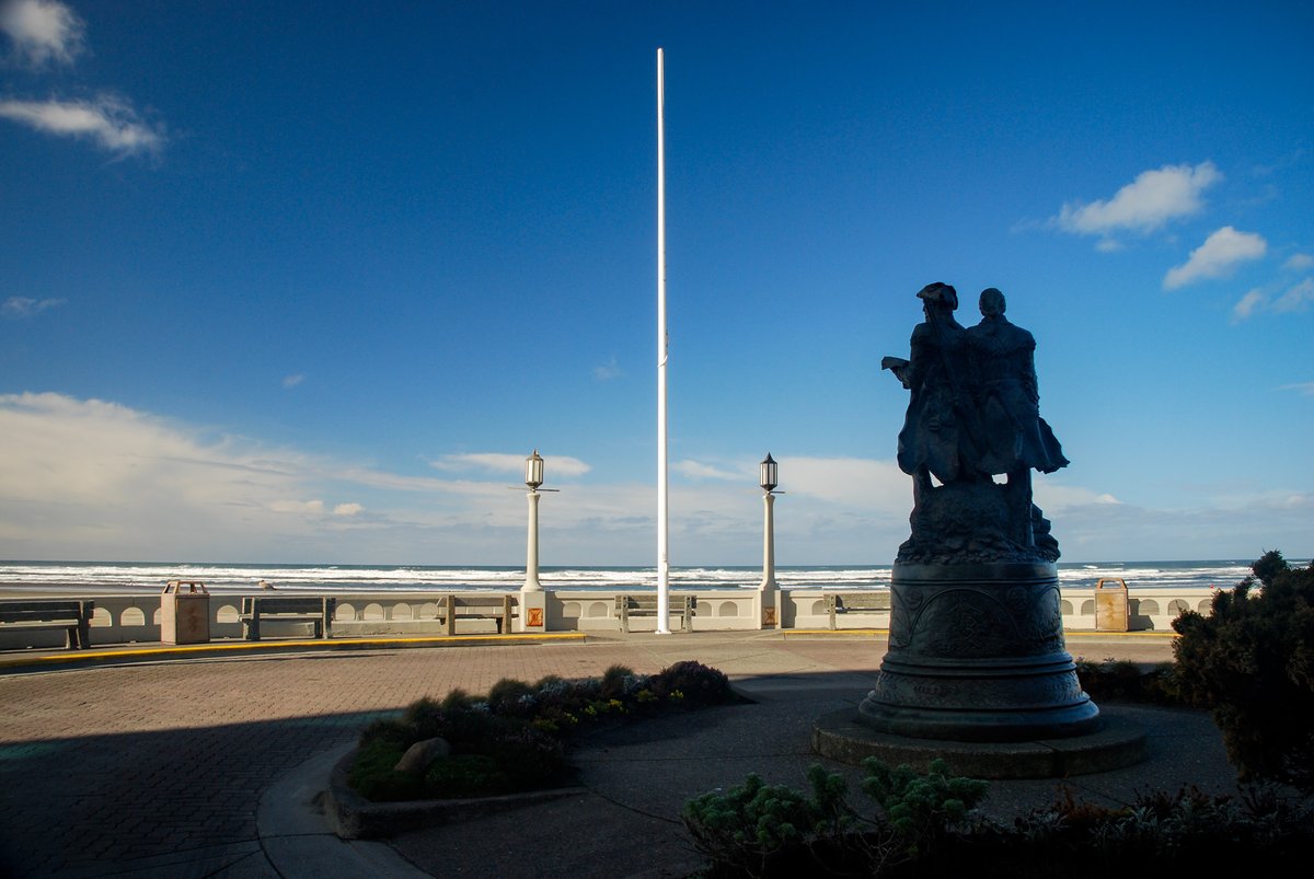 OregonArchives's tweet photo. Then vs Now: Seaside Turnaround
Here marks the official end of the Lewis &amp; Clark Expedition where they "turned around" to head home.
The images are circa 1940s and 2021 respectively.  Though these were made from different angles, you can see much remains from the earlier era. https://t.co/AyRv1gR3Lj