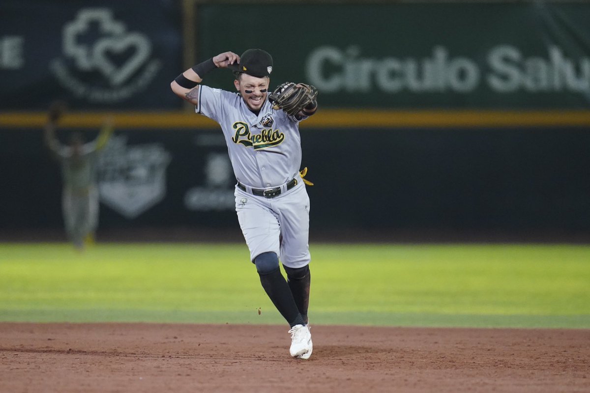 Si alguien sabe poner el out 27 en los campeonatos ese es <a href="/Crisadams26/">Cristhian Adames</a> 😌
Nuestro parador en corto fue el responsable de marcar el final del juego 6 en la Serie del Rey. 👑 
Guarda esta secuencia que llevaremos con nosotros en nuestro corazón emplumado. 🦜
#DePríncipeARey 🤴🏻