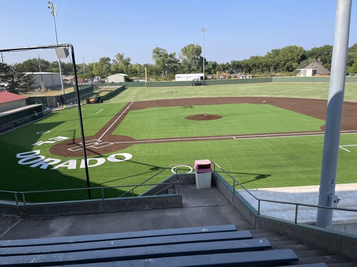CoachMac_BSBL's tweet photo. Thank you @cityofeldo, El Dorado Parks and Rec and @HellasInc for the installation of our beautiful new turf. New fence coming in the next Month, then new scoreboard being installed before season starts. Thank you for the upgrades #partofthepride #OneELDO https://t.co/wDDpqU12b4