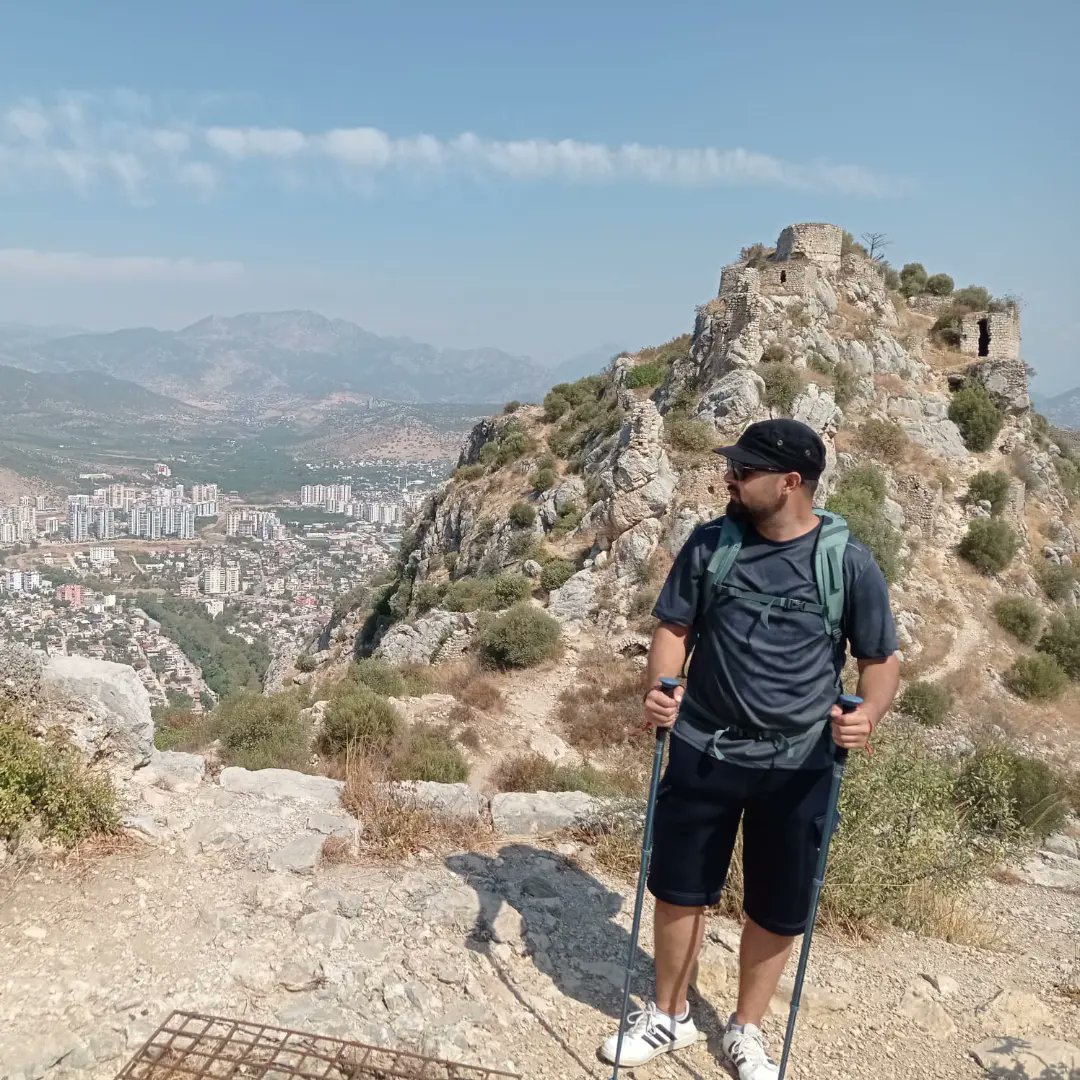 Küçük bir hayaldi ama sonunda gerçekleşti. Her ne kadar doğayı ve yürüyüşü sevsem de sonuç olarak ben bir tarihçiyim😅. Bugün Sis Kalesi de dahil Kozan'daki tarihi mekanları gezdim. Biraz yorulduk ama değdi. Muhteşem bir aktivite oldu benim için. Beni buna da alıştırdılar😅😅😅.